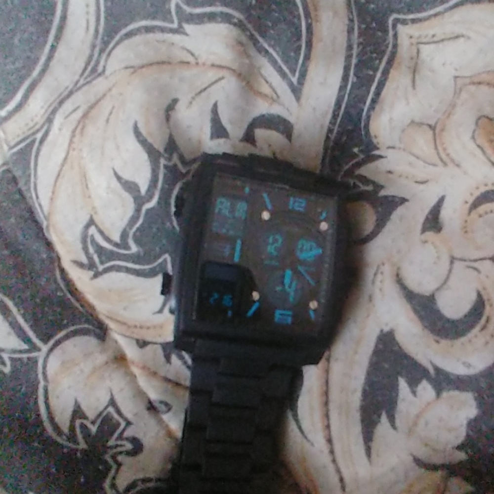 A watch - Picture 3 of 5